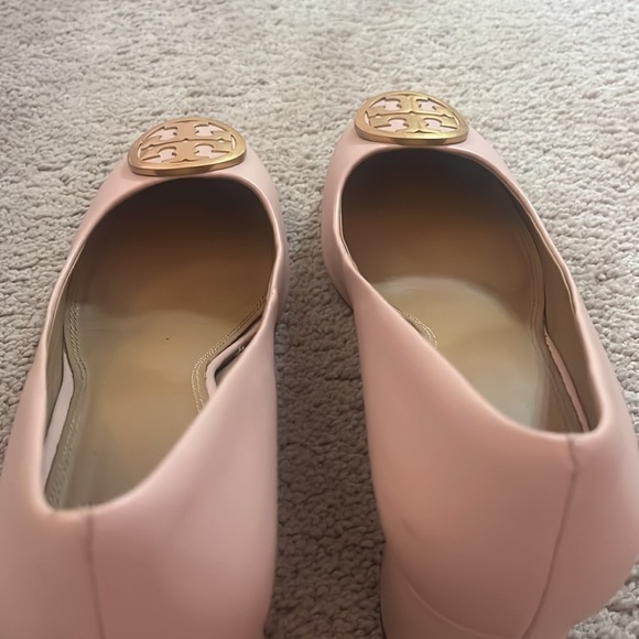 Tory Burch Benton Pumps in Shell Pink with Gold Logo - Picture 10 of 16